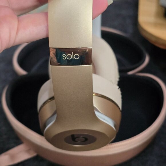 Beats Solo3 ✦ Rose Gold Wireless Headphones ✦ Limited Edition w/ Case On-Ear EUC - Picture 5 of 16